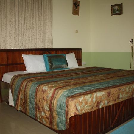 Dokua Royal Hotel Kwabenya Exteriör bild