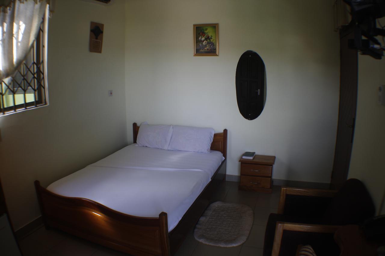 Dokua Royal Hotel Kwabenya Exteriör bild