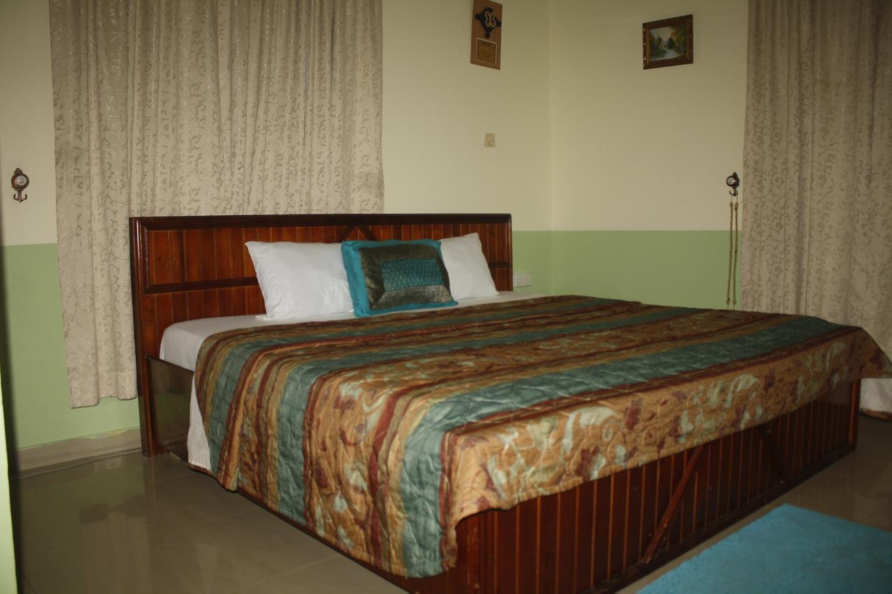 Dokua Royal Hotel Kwabenya Exteriör bild