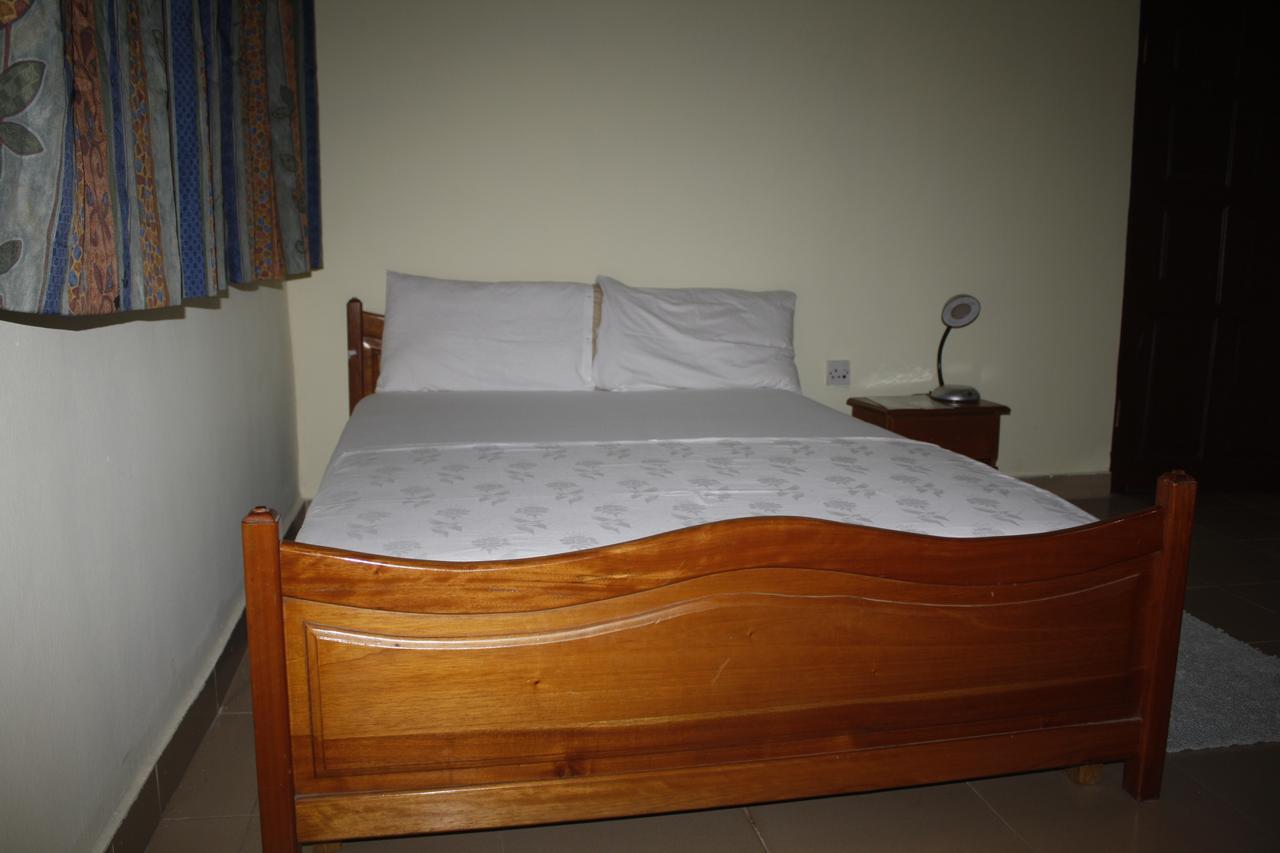Dokua Royal Hotel Kwabenya Exteriör bild