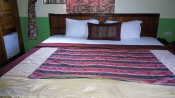 Dokua Royal Hotel Kwabenya Exteriör bild