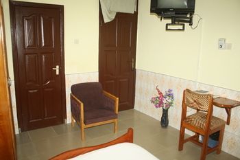 Dokua Royal Hotel Kwabenya Exteriör bild