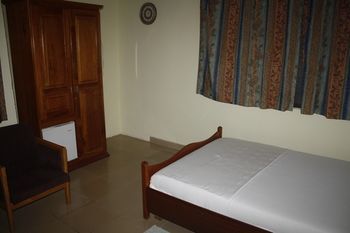 Dokua Royal Hotel Kwabenya Exteriör bild